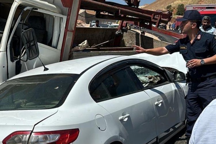 Adıyaman'da kamyonetle otomobil &ccedil;arpıştı: 1 &ouml;l&uuml;, 3 yaralı!