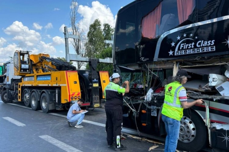 İstanbul'da zincirleme kaza! 2'si &ccedil;ocuk 8 yaralı
