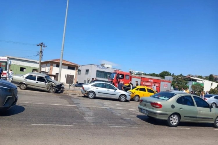 Bursa'da zincirleme kazada 3 kişi yaralandı