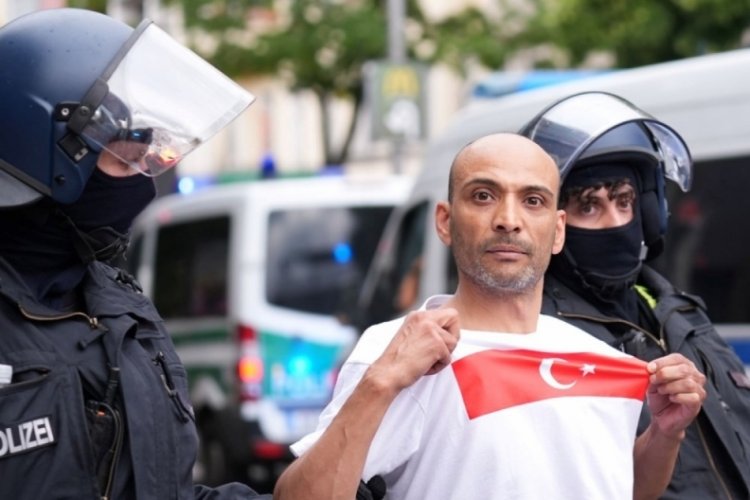 Almanya'da T&uuml;rk taraftarları g&ouml;zaltına alındı