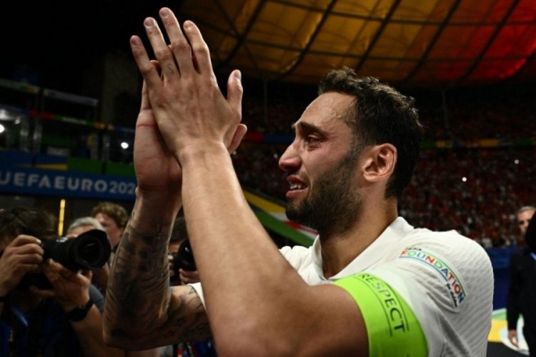 Milli Takım kaybetti: Hakan &Ccedil;alhanoğlu g&ouml;zyaşı d&ouml;kt&uuml;