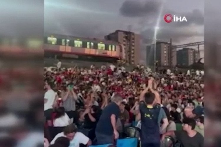 Marmaray makinisti milli ma&ccedil;ı taraftarla beraber izledi