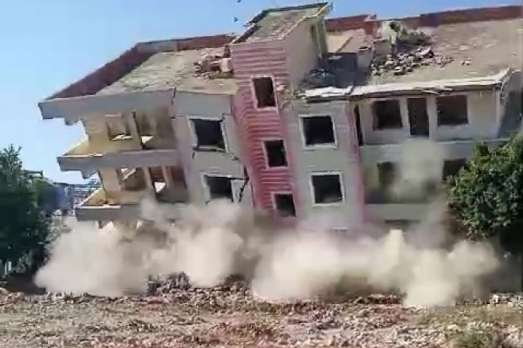 Hatay'da 5 katlı ağır hasarlı bina yıkıldı
