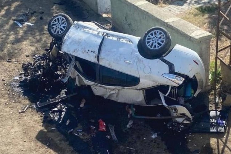 Otomobil 5 metre y&uuml;ksekten yere &ccedil;akıldı: 3 &ouml;l&uuml; 4 yaralı