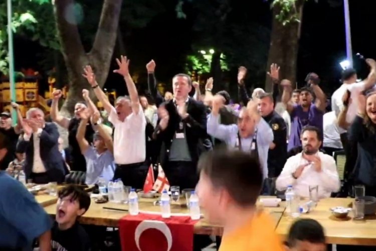 Bursa İneg&ouml;l'de beraber sevindiler beraber &uuml;z&uuml;ld&uuml;ler