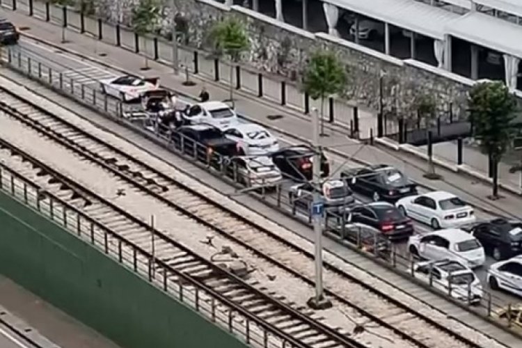 Bursa'da yolu kapatıp halay &ccedil;ektiler, s&uuml;r&uuml;c&uuml;leri &ccedil;ileden &ccedil;ıkardılar!