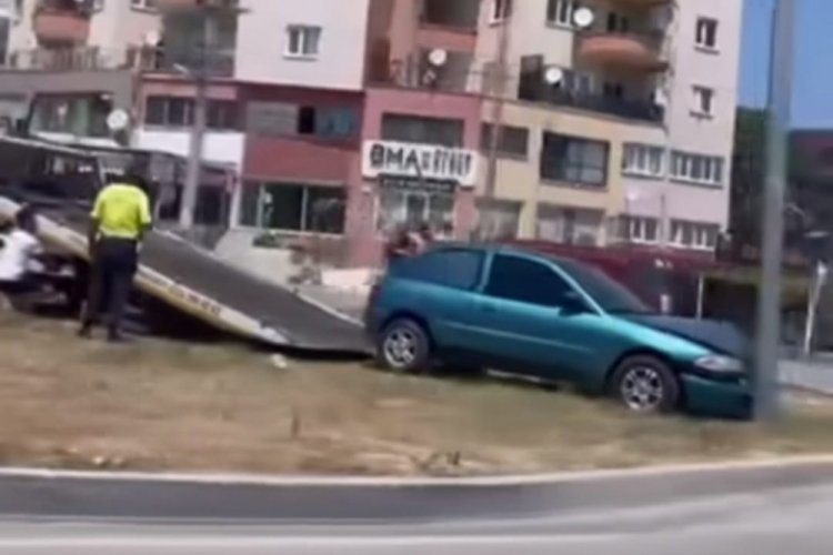 Bursa'da feci kaza! Hızını alamayınca direğe &ccedil;arptı