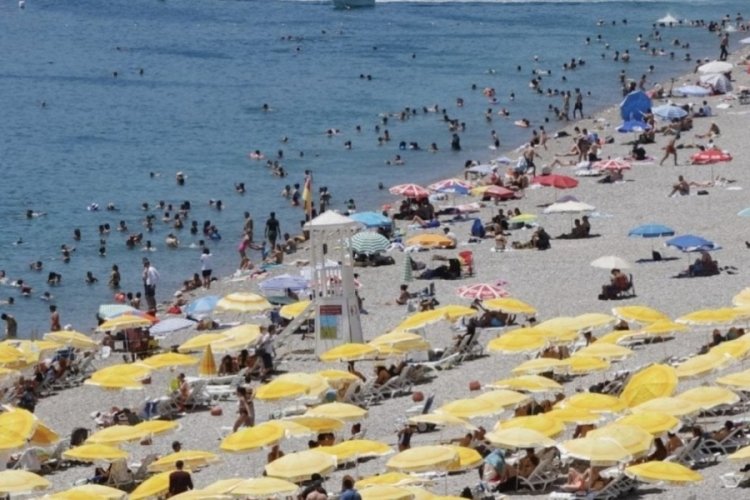 Antalya'da hava 41 dereceyi g&ouml;rd&uuml;: Sahiller doldu taştı