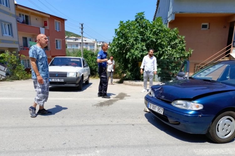 Bursa'da iki otomobil &ccedil;arpıştı: Anne ile &ccedil;ocuğu yaralandı