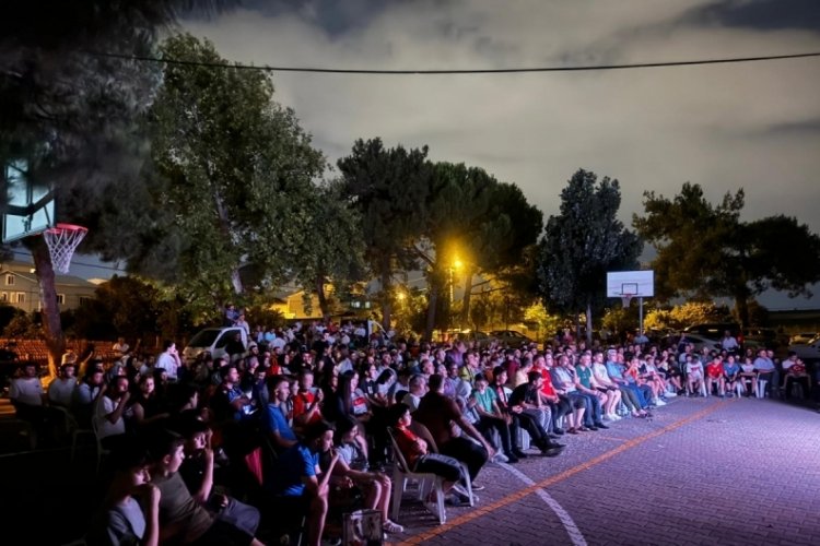 Nil&uuml;fer'de gen&ccedil; muhtardan mahalleliye 'Milli' jest!