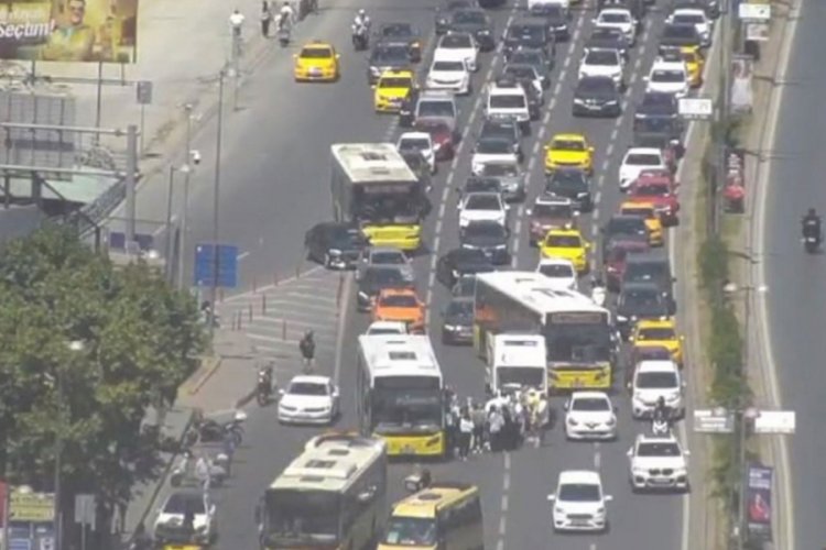 Sara n&ouml;beti ge&ccedil;iren motosiklet art&ccedil;ısı otob&uuml;s&uuml;n &ouml;n&uuml;ne d&uuml;şt&uuml;