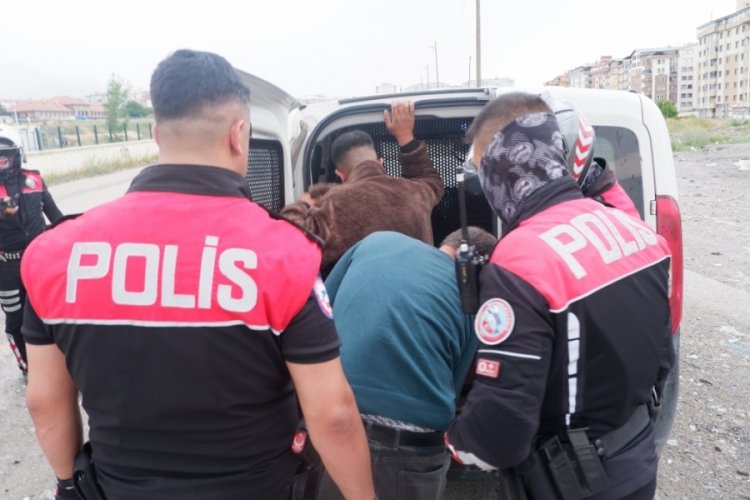 Erzurum'da gen&ccedil;lerin kavgası kanlı bitti