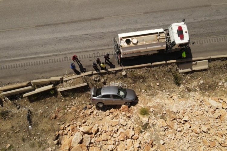 Burdur-Antalya yolunda kaza: Kontrolden &ccedil;ıkan otomobil bariyeri aşıp kayalıklara &ccedil;arptı