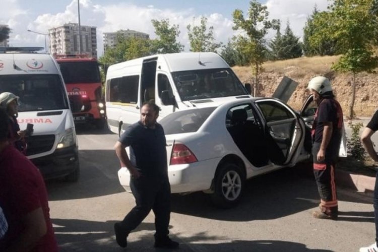 Otomobil ile servis aracı kaza yaptı: 5 yaralı