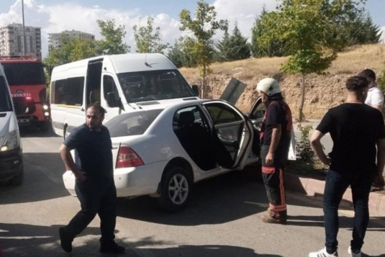 Otomobil ile servis aracı kaza yaptı: 5 yaralı