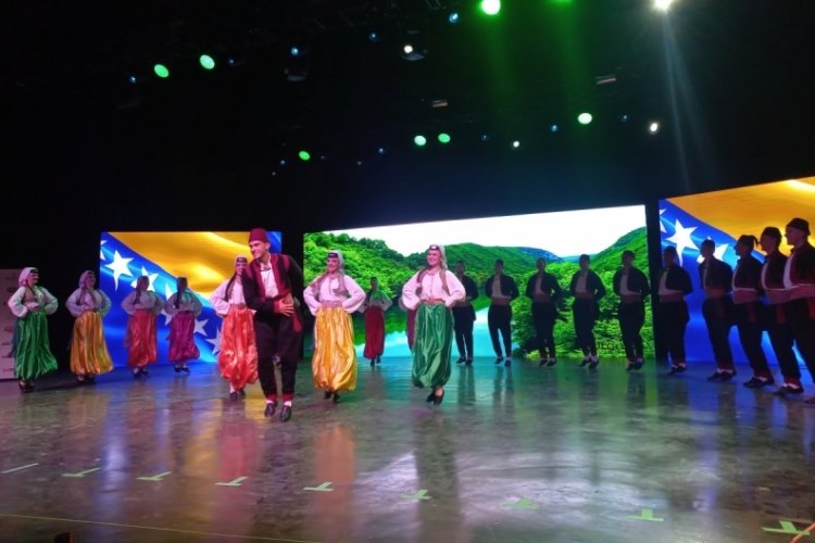 Uluslararası Altın Karag&ouml;z Halk Dansları'nda g&ouml;steriler başladı