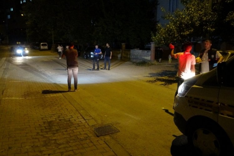 Kardeşlerin silahlı ve bı&ccedil;aklı kavgasında kurşunlar havada u&ccedil;uştu: 2 yaralı