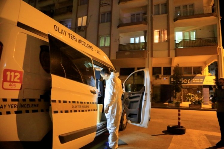 Binayı saran ağır koku ihbarına gelen polis ekipleri cansız beden ile karşılaştı