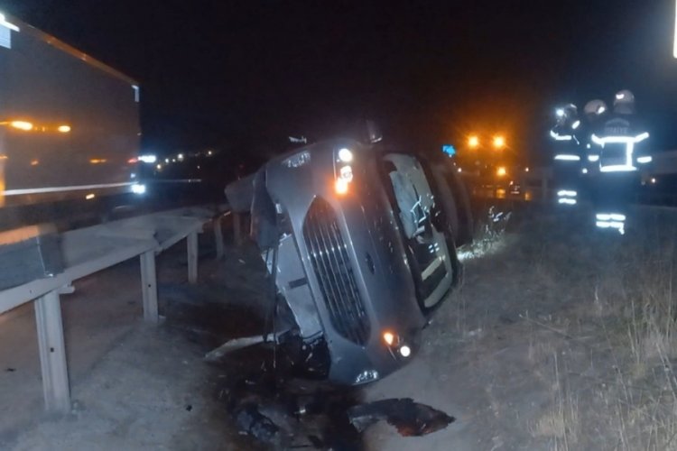 Metrelerce s&uuml;r&uuml;klenen otomobil şarampole devrildi