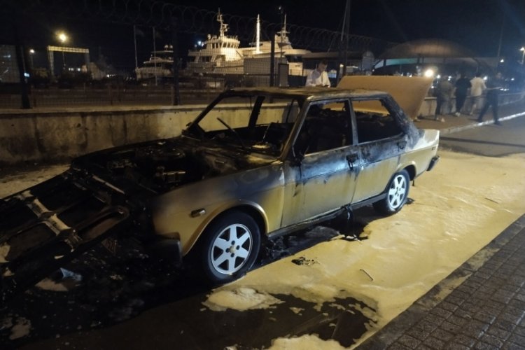 İstanbul'da bir otomobil bir anda alev aldı