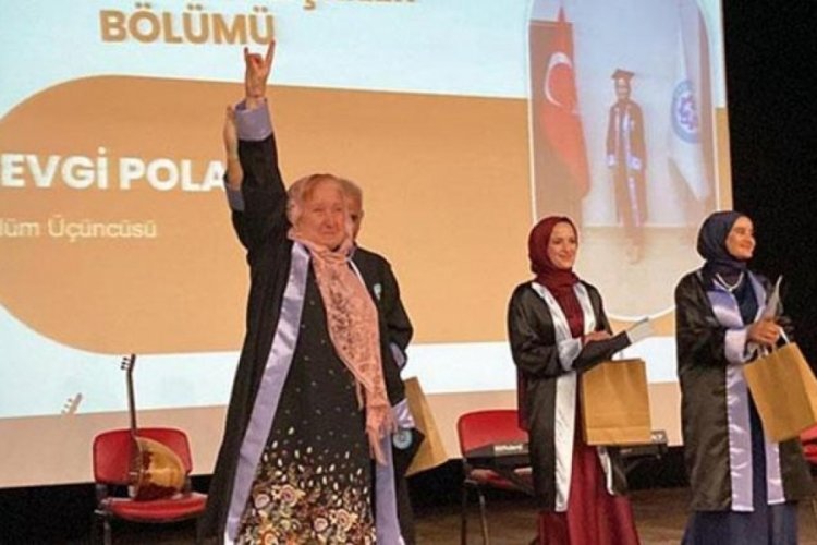 69 yaşında &uuml;niversiteden mezun oldu, kutlamak i&ccedil;in bozkurt işareti yaptı