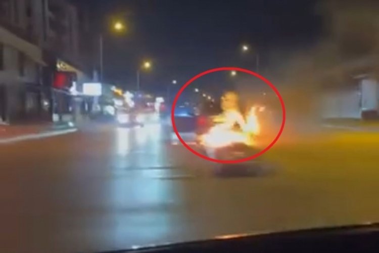 Bursa'da aracı yandı! S&uuml;r&uuml;c&uuml;n&uuml;n &ccedil;aresizliği kameraya yansıdı