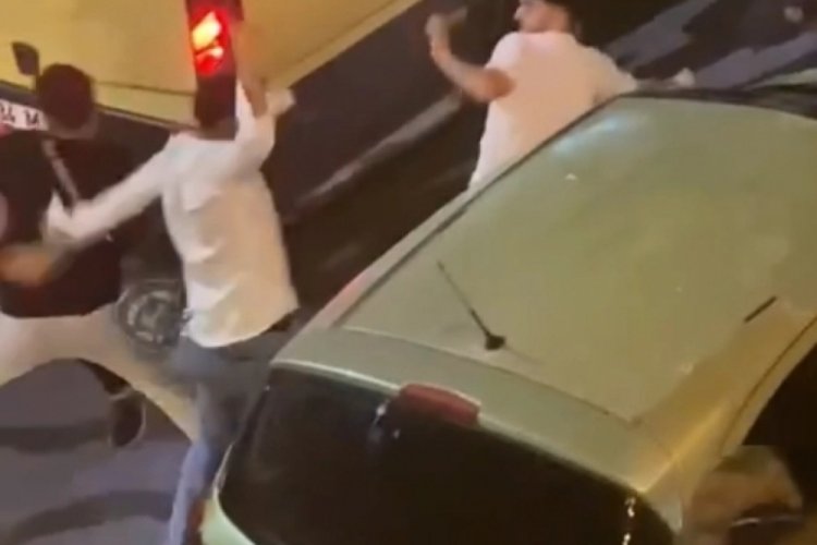 Yolcu minib&uuml;s&uuml;nde başlayan kavgayı vatandaşlar ayırdı!