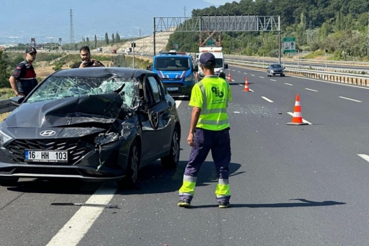 Bursa'da otomobil karpuz y&uuml;kl&uuml; tıra &ccedil;arptı