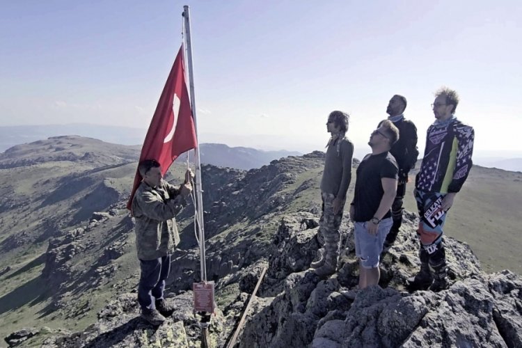 Bolu zirvesindeki yıpranmış Türk bayrağını değiştirdiler 