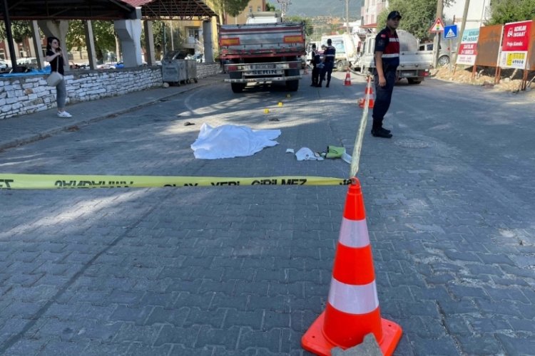 İşe giderken TIR'ın altında kalıp &ouml;ld&uuml;!