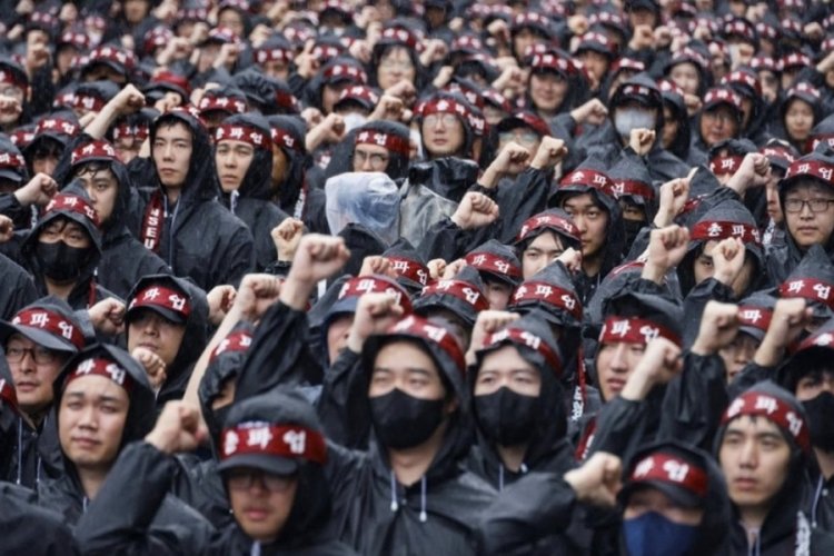 G&uuml;ney Kore'de binlerce Samsung &ccedil;alışanı 3 g&uuml;nl&uuml;k greve girdi
