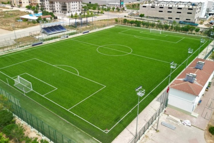 Bursa'da futbol sahası baştan aşağı yenilendi