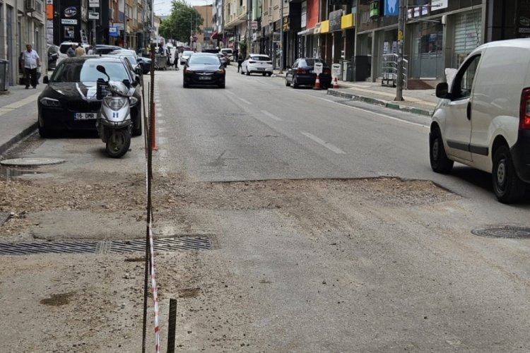 Bursa'da yaması yapılmayan asfalt &ccedil;&ouml;kt&uuml;