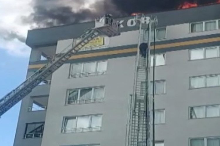 Kayseri'de yangın: İtfaiye merdiveninin sepetine atladı