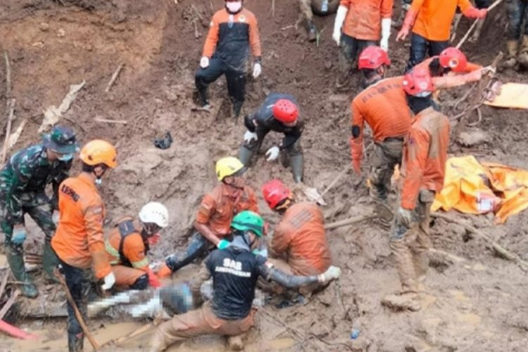Altın madeninde toprak kayması! 10 kişi &ouml;ld&uuml;, 40 kişi kayıp
