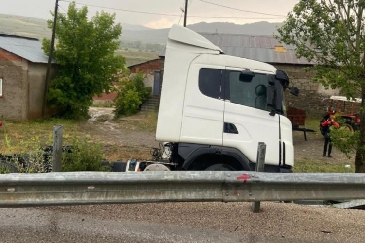 Dorsesi ayrılan tanker bariyerlere &ccedil;arparak durabildi