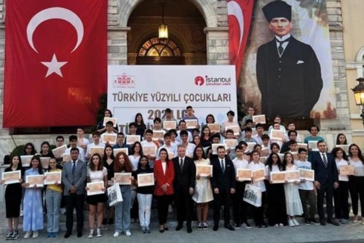 İstanbul Valisi Davut G&uuml;l, LGS T&uuml;rkiye birincilerini ağırladı