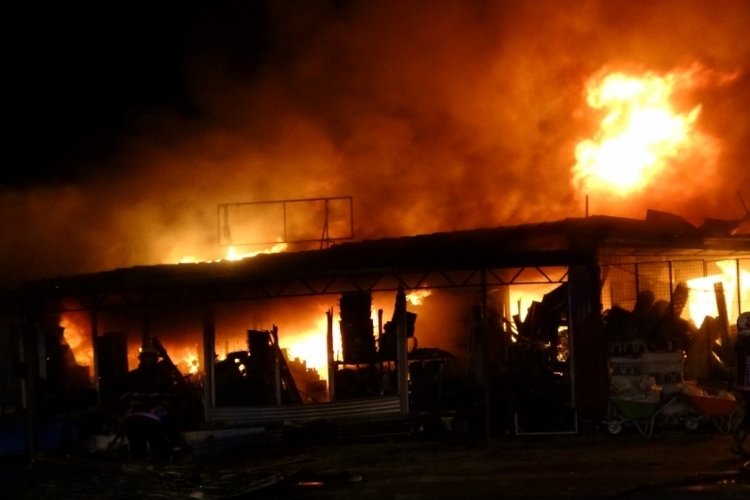 Malatya'da konteyner &ccedil;arşıda yangın