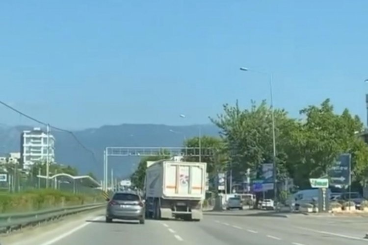Bursa'da şehir i&ccedil;inde attığı makasla trafiği birbirine kattı