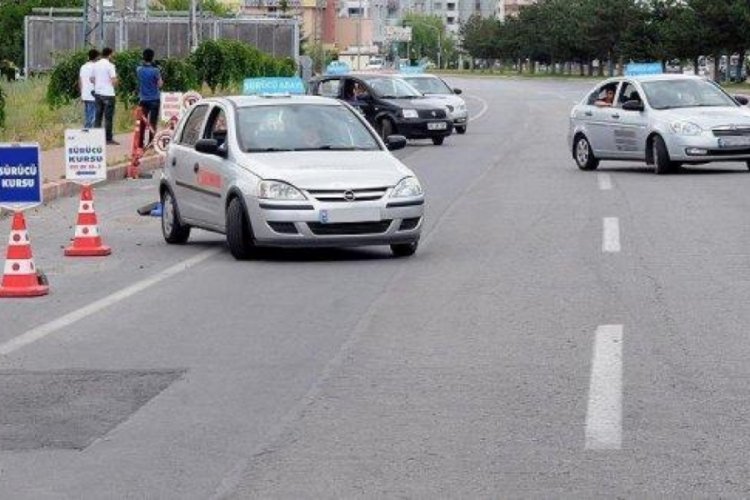 Resmi Gazete yayınladı: &Ouml;zel Motorlu Taşıt S&uuml;r&uuml;c&uuml;leri Kursu Y&ouml;netmeliğinde değişiklik
