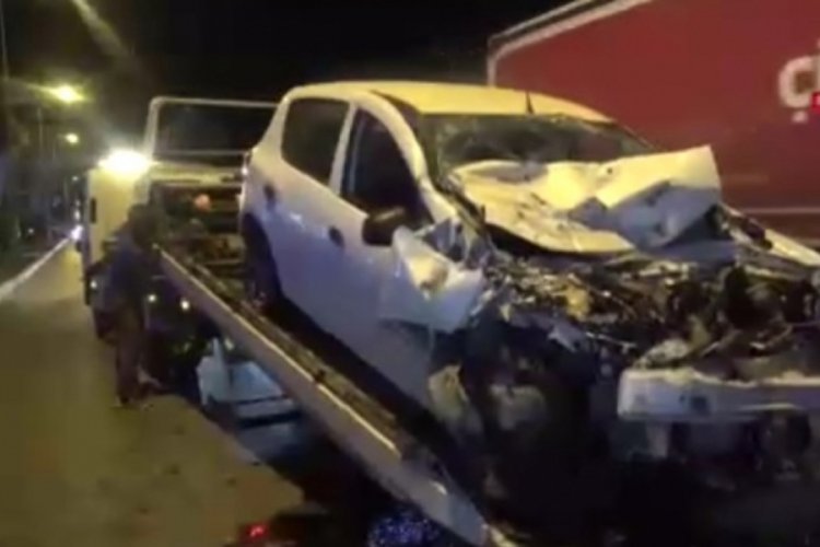 TIR'ın altında kaldı! Hurda ara&ccedil;tan yaralanmadan &ccedil;ıktı