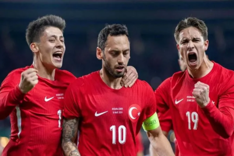 Dünyanın en yakışıklı 50 futbolcusu&nbsp;açıklandı: Türkiye'den kimler var? 