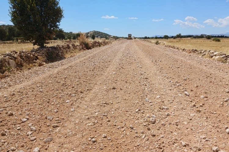 Diyarbakır'da 17 ilçede yol bakım çalışmaları hız kesmeden sürüyor