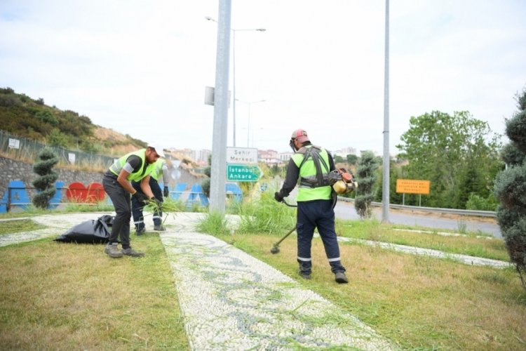 Kocaeli'nde titizlikle &ccedil;evre temizliği hız kesmeden s&uuml;r&uuml;yor