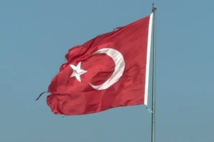 Bursa'da vatandaştan yırtık bayrak isyanı
