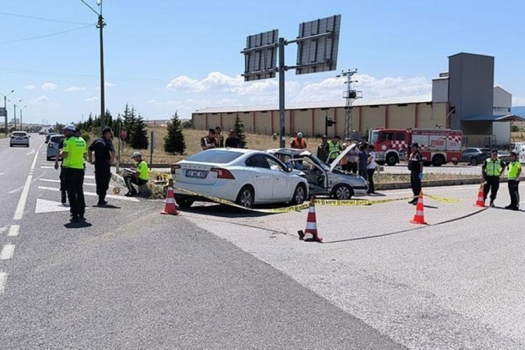 K&uuml;tahya'da trafik kazası: 1 &ouml;l&uuml;, 2 yaralı