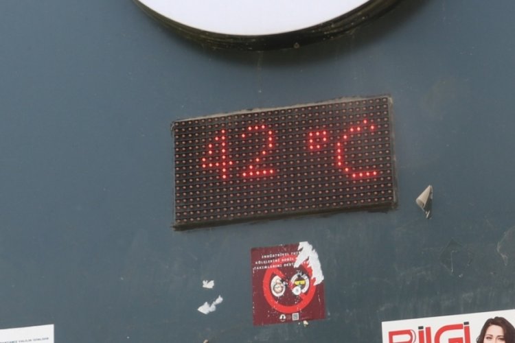 Şanlıurfa'da sıcak hava etkisini s&uuml;rd&uuml;r&uuml;yor