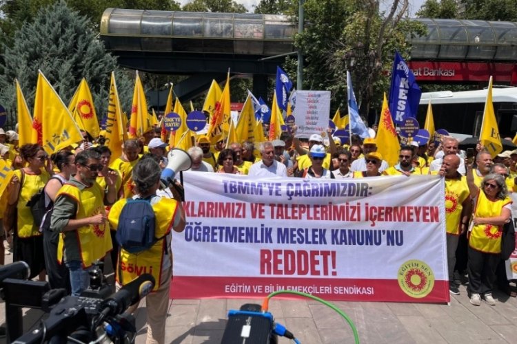 Ankara'da &ouml;ğretmenlerin meclis y&uuml;r&uuml;y&uuml;ş&uuml;ne polis engeli
