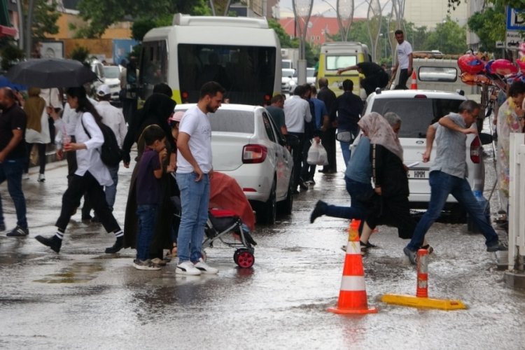 Van'da sağanak yağış vatandaşa zor anlar yaşattı