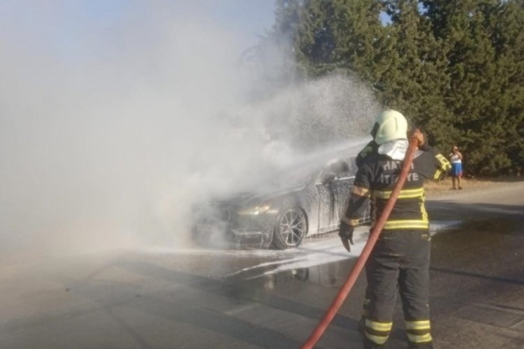 Antakya'da otomobil alevlere teslim oldu